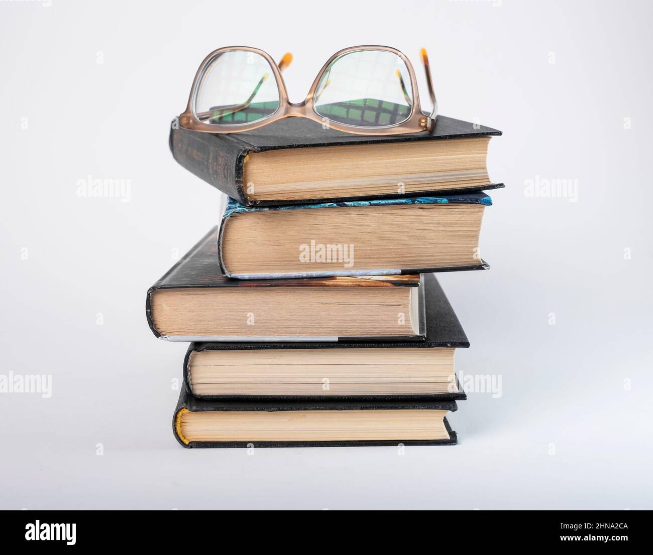 Occhiali a libri impilano. Concetto di educazione e lettura. Romanzi heap. Foto di alta qualità Foto Stock