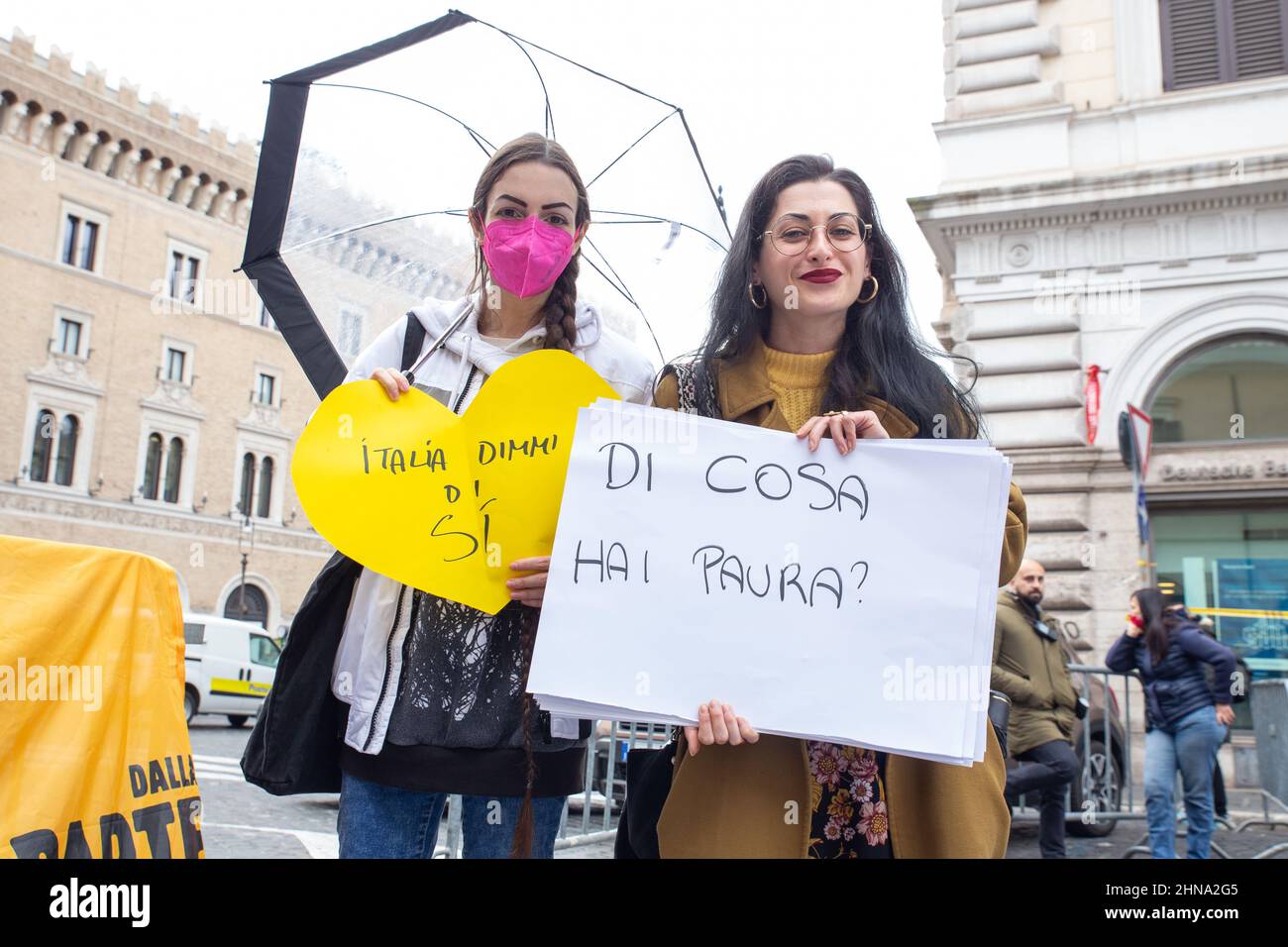 Roma, Italia. 14th Feb 2022. Flashmob a Roma il giorno di San Valentino organizzato dagli attivisti della rete per la riforma della cittadinanza. (Foto di Matteo Nardone/Pacific Press/Sipa USA) Credit: Sipa USA/Alamy Live News Foto Stock