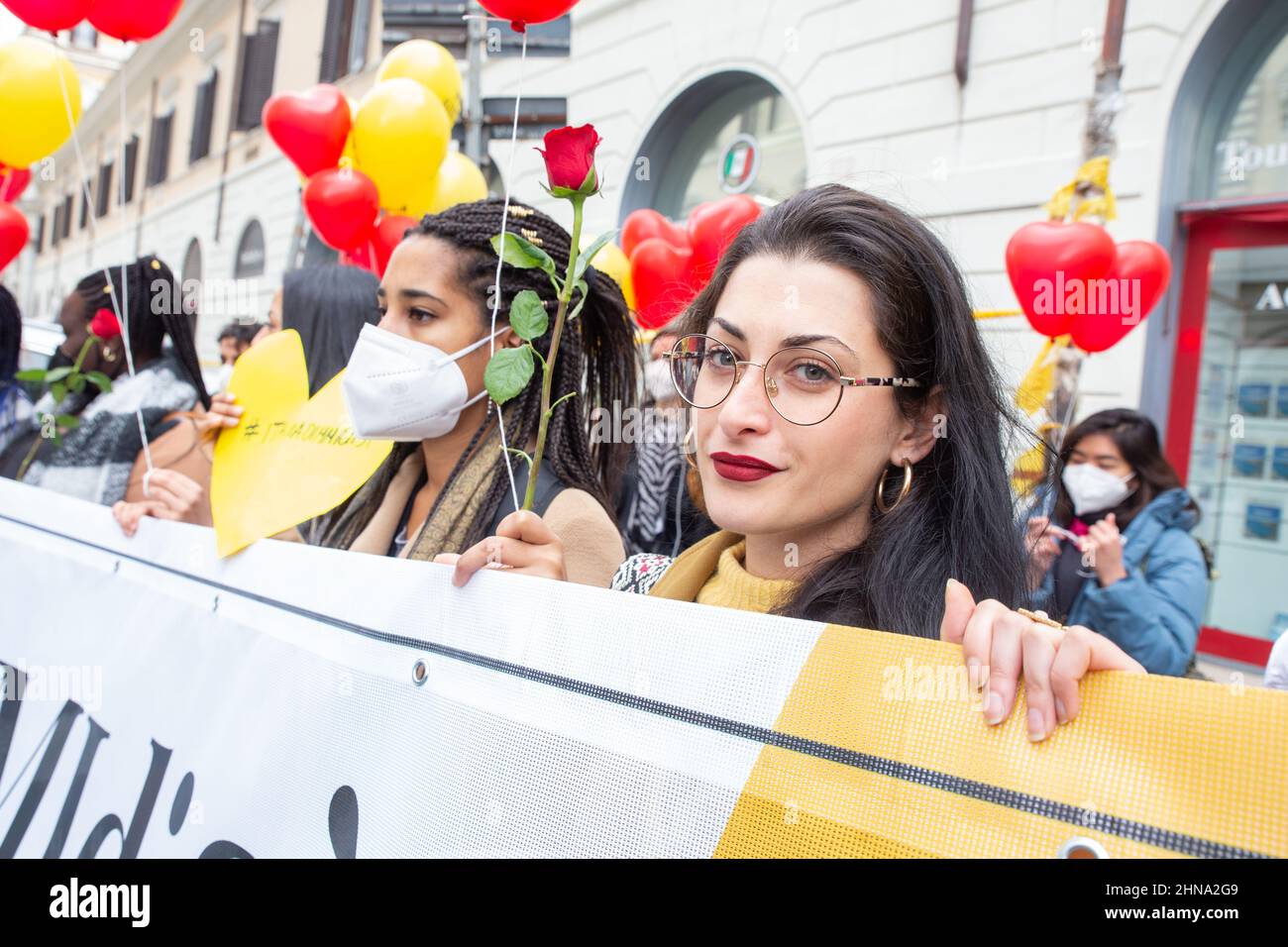 Roma, Italia. 14th Feb 2022. Flashmob a Roma il giorno di San Valentino organizzato dagli attivisti della rete per la riforma della cittadinanza. (Foto di Matteo Nardone/Pacific Press/Sipa USA) Credit: Sipa USA/Alamy Live News Foto Stock