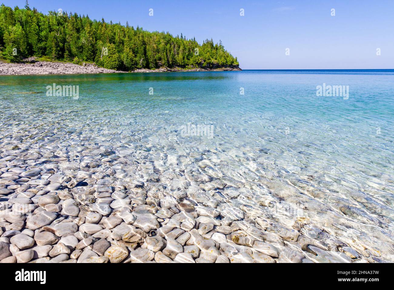 Litorale bianco e sassoso lungo il lago Huron. L'acqua cristallina mostra rocce calcaree. Little Cove Beach, Bruce Peninsula National Park Ontario Canada Foto Stock