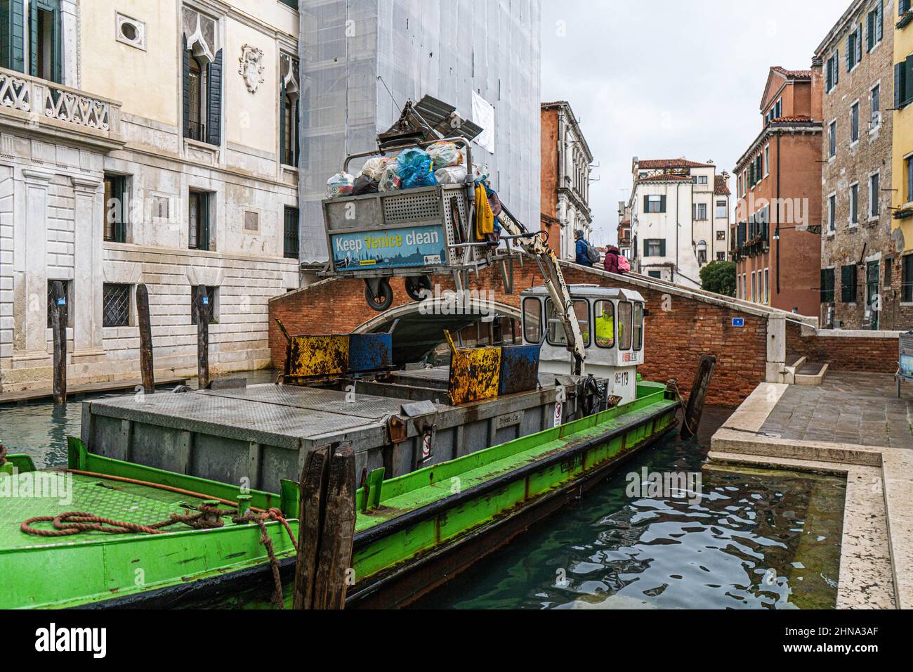 VENEZIA, ITALIA. 15 Febbraio, 2022. I contenitori riempiti con sacchi di plastica di rifiuti di consumo vengono caricati su una chiatta del canale a Venezia. Credit: amer Ghazzal/Alamy Live News Foto Stock