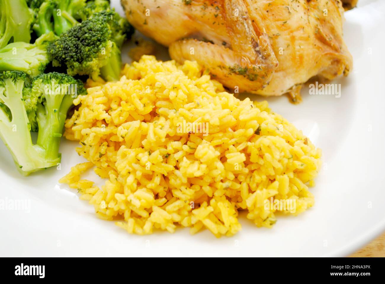 Un primo piano di riso giallo al vapore come piatto laterale Foto Stock