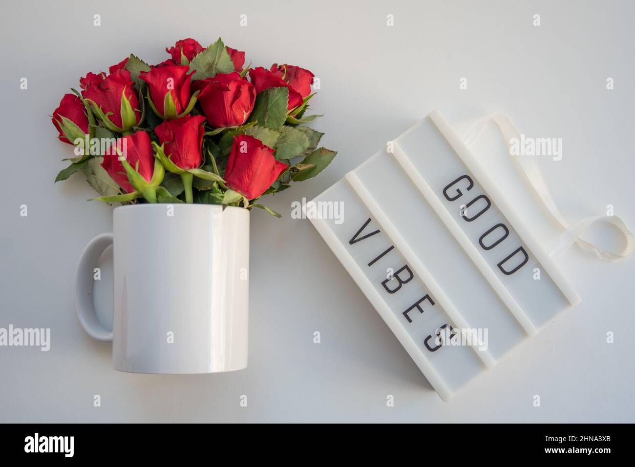 Un buon messaggio vibes su una scrivania bianca, lavorando da casa o in ufficio Foto Stock