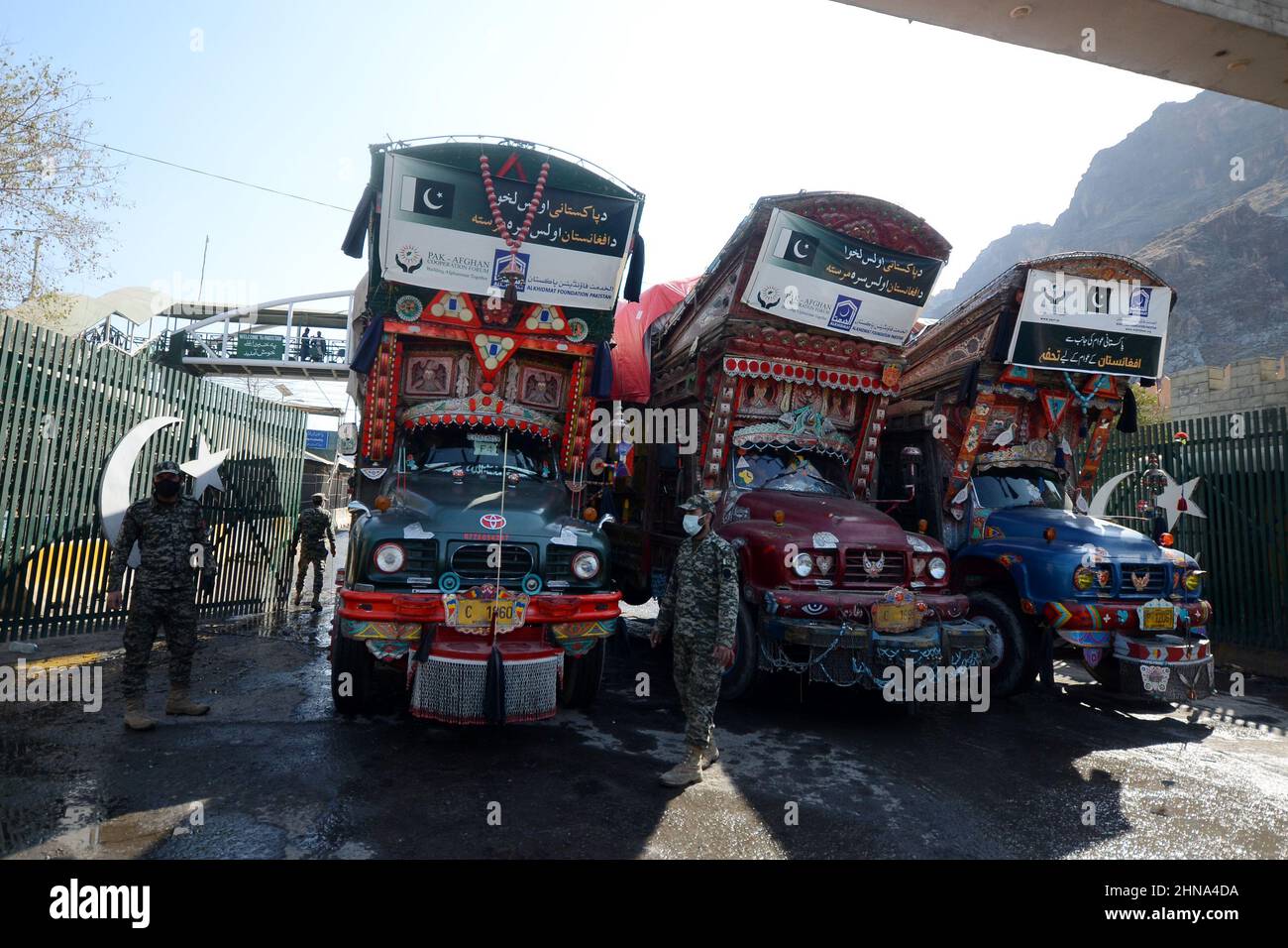 Peshawar, Khyber Pakhtunkhwa, Pakistan. 15th Feb 2022. Camion di Torkham che trasporta gli articoli di rilievo dalla Fondazione al-Khidmat per gli afghani che entrano in Afghanistan al confine di Torkham. (Credit Image: © Hussain Ali/Pacific Press via ZUMA Press Wire) Foto Stock