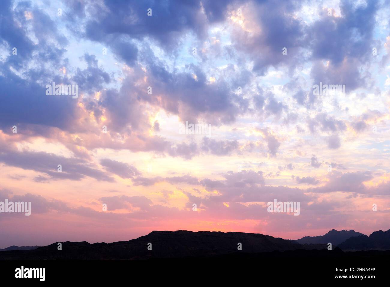 Cielo nuvoloso colorato al tramonto. Colore sfumato. Cielo viola con nuvole Foto Stock