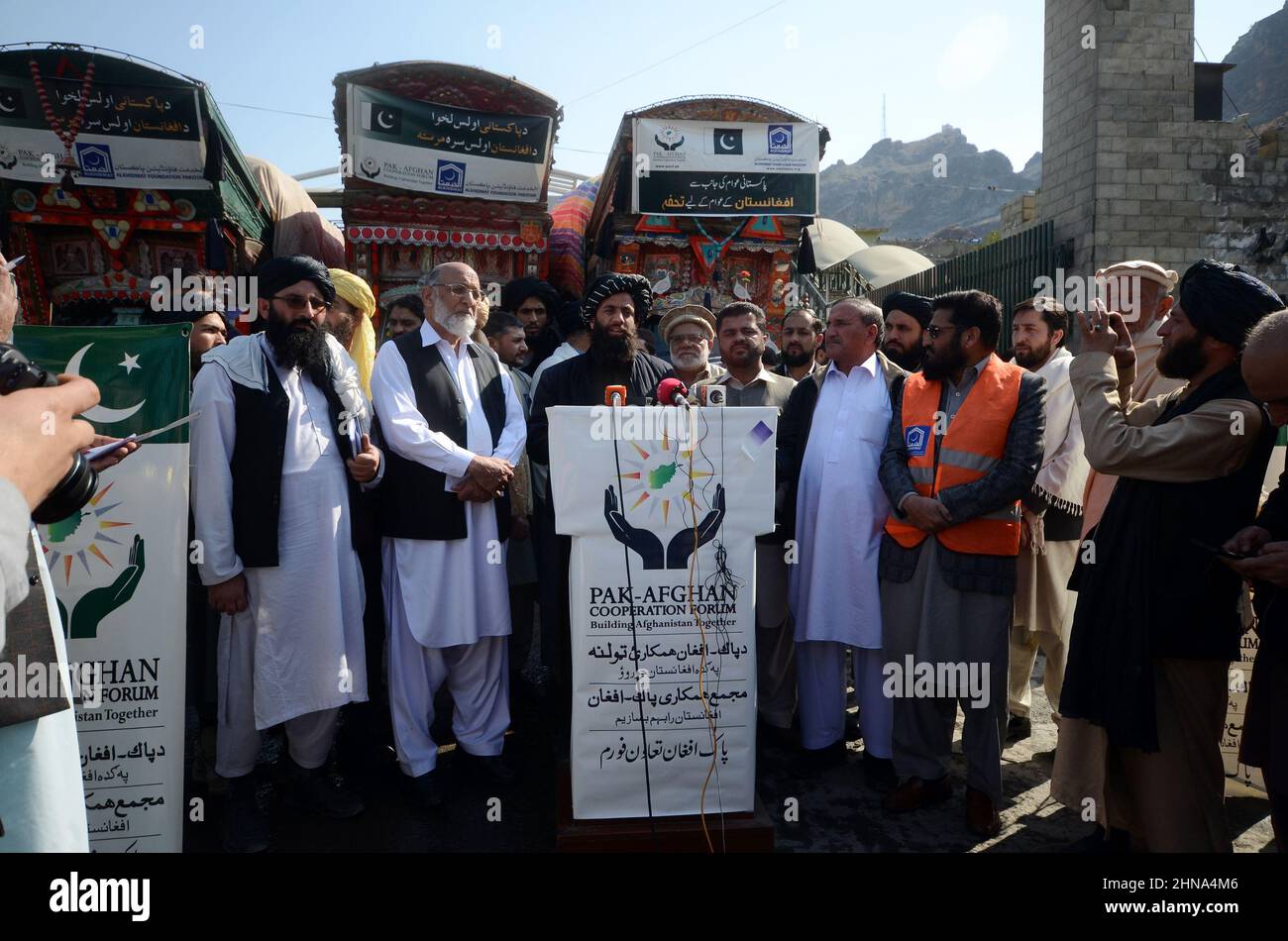 Peshawar, Khyber Pakhtunkhwa, Pakistan. 15th Feb 2022. Camion di Torkham che trasporta gli articoli di rilievo dalla Fondazione al-Khidmat per gli afghani che entrano in Afghanistan al confine di Torkham. (Credit Image: © Hussain Ali/Pacific Press via ZUMA Press Wire) Foto Stock