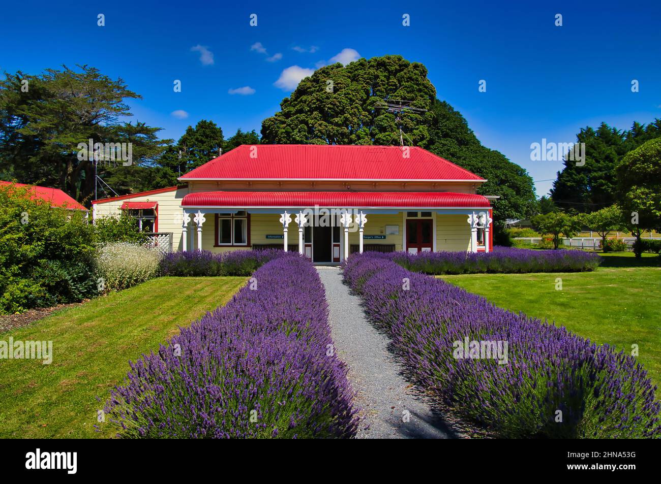 L'ex residenza di Battle Hill Farm, ora l'ufficio dei rangers di Battle Hill Farm Forest Park, Porirua, Isola del Nord, Nuova Zelanda Foto Stock