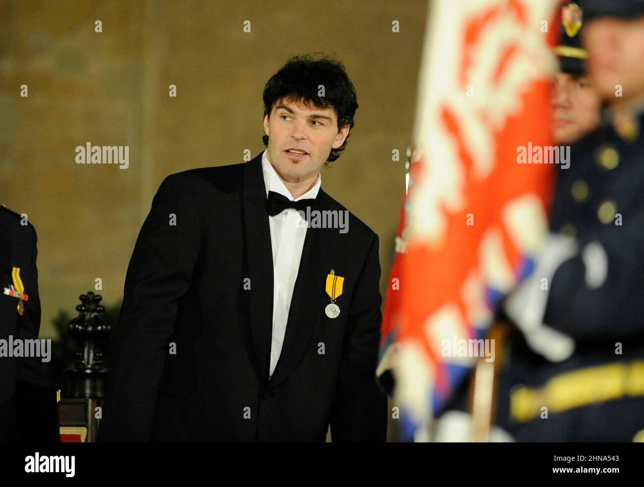 Il premio ICE Hokey Jaromir Jagr viene assegnato con la Medaglia di merito durante la cerimonia presso il Castello di Praga per celebrare il 92nd° anniversario della fondazione della Cecoslovacchia da parte del Presidente della Repubblica Ceca Vaclav Klaus che ha dato via le decorazioni di Stato della Repubblica Ceca il 28 ottobre, 2010 a Praga. (CTK Photo/Stanislav Zbynek) +++FILE PHOTO++ Jaromir Jagr 50th il compleanno è oggi, 15 febbraio 2022. È una delle personalità più importanti nella storia dello sport ceco. Ha vinto due volte il torneo olimpico, i campionati mondiali di hockey e la Stanley Cup per la squadra che vince la N Foto Stock