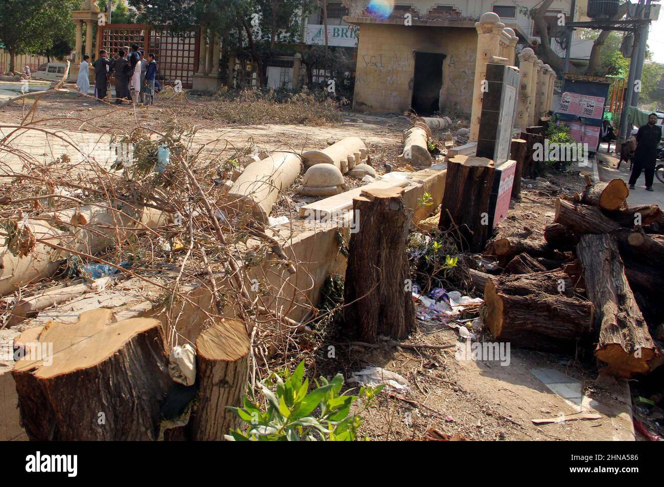 Vista di trattrice rifinito su visto cintura verde parzialmente tagliata che sono stati distrutti la bellezza della città, mostrando negligenza delle autorità interessate, situato sulla zona di Gulshan-e-Iqbal di Karachi martedì 15 febbraio 2022. Foto Stock