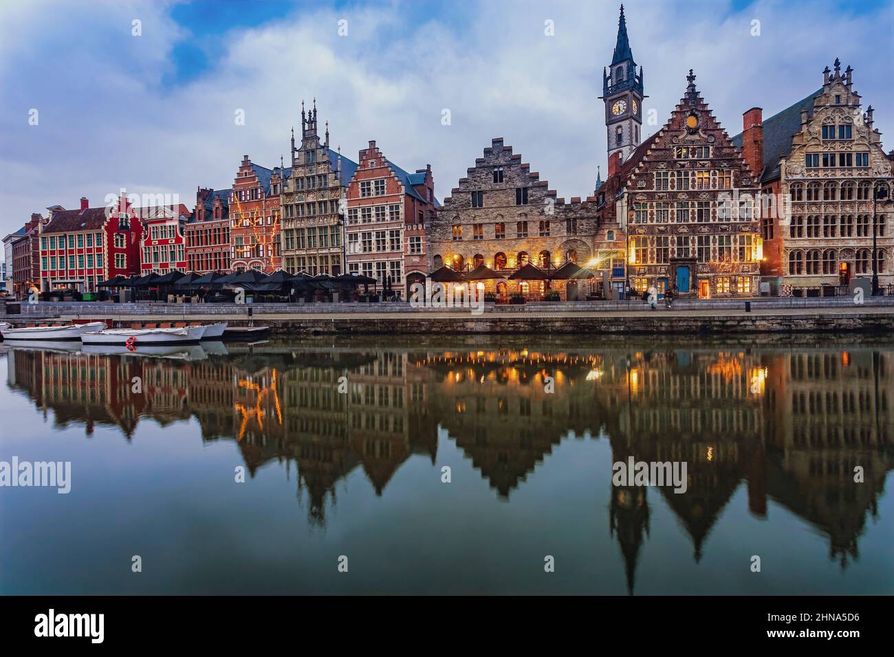 L'ora del crepuscolo sopra la facciata dell'edificio storico di Graslei o Grass Quay nella pittoresca città di Gand. Foto scattata il 26th di Gennaio 2022 Foto Stock