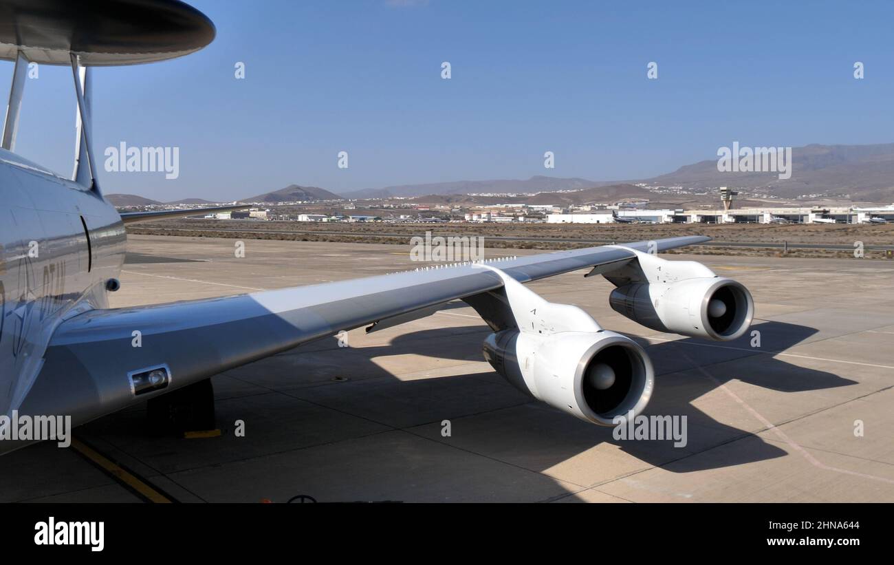 Gran Canaria Aeroporto Spagna OTTOBRE, 21, 2021 motori e cupola radar rotante di un aereo che gli americani usano per spiare i nemici. Boeing e-3 Sentry AW Foto Stock