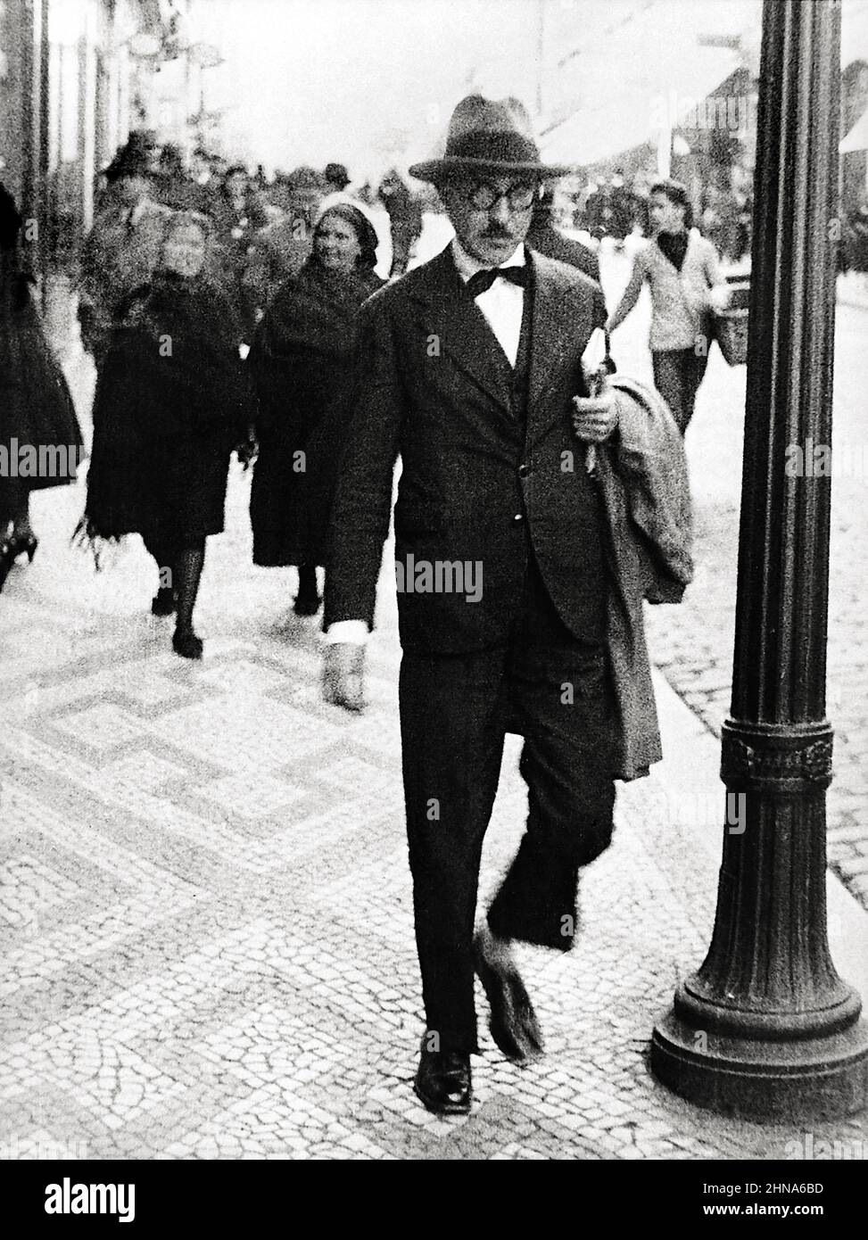 Fernando Pessoa (1888-1935) poeta, scrittore, critico letterario portoghese, traduttore, editore, E filosofo, descritto come una delle figure letterarie più significative del 20th secolo e uno dei più grandi poeti in lingua portoghese. Fotografia scattata a Lisbona nel 1930. Foto Stock