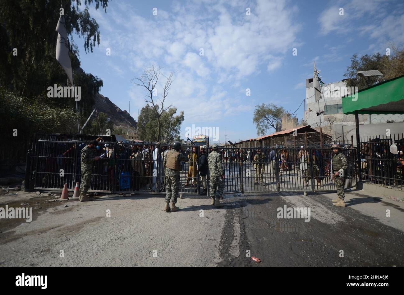 Peshawar, Khyber Pakhtunkhwa, Pakistan. 15th Feb 2022. Camion di Torkham che trasporta gli articoli di rilievo dalla Fondazione al-Khidmat per gli afghani che entrano in Afghanistan al confine di Torkham. (Credit Image: © Hussain Ali/Pacific Press via ZUMA Press Wire) Foto Stock