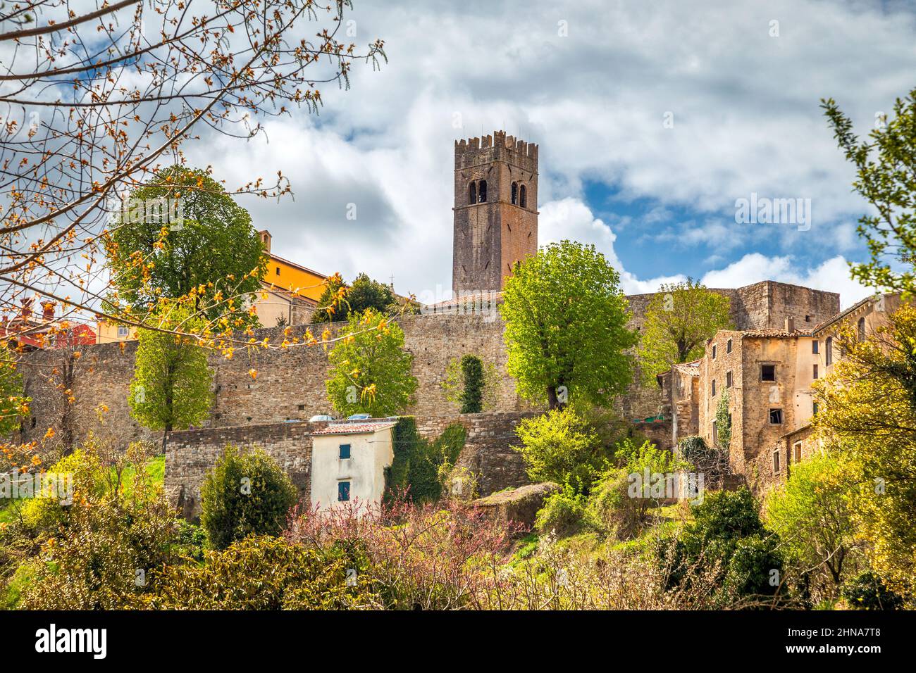 Le mura e la torre della città di Motovun in Istria in Croazia, Europa. Foto Stock