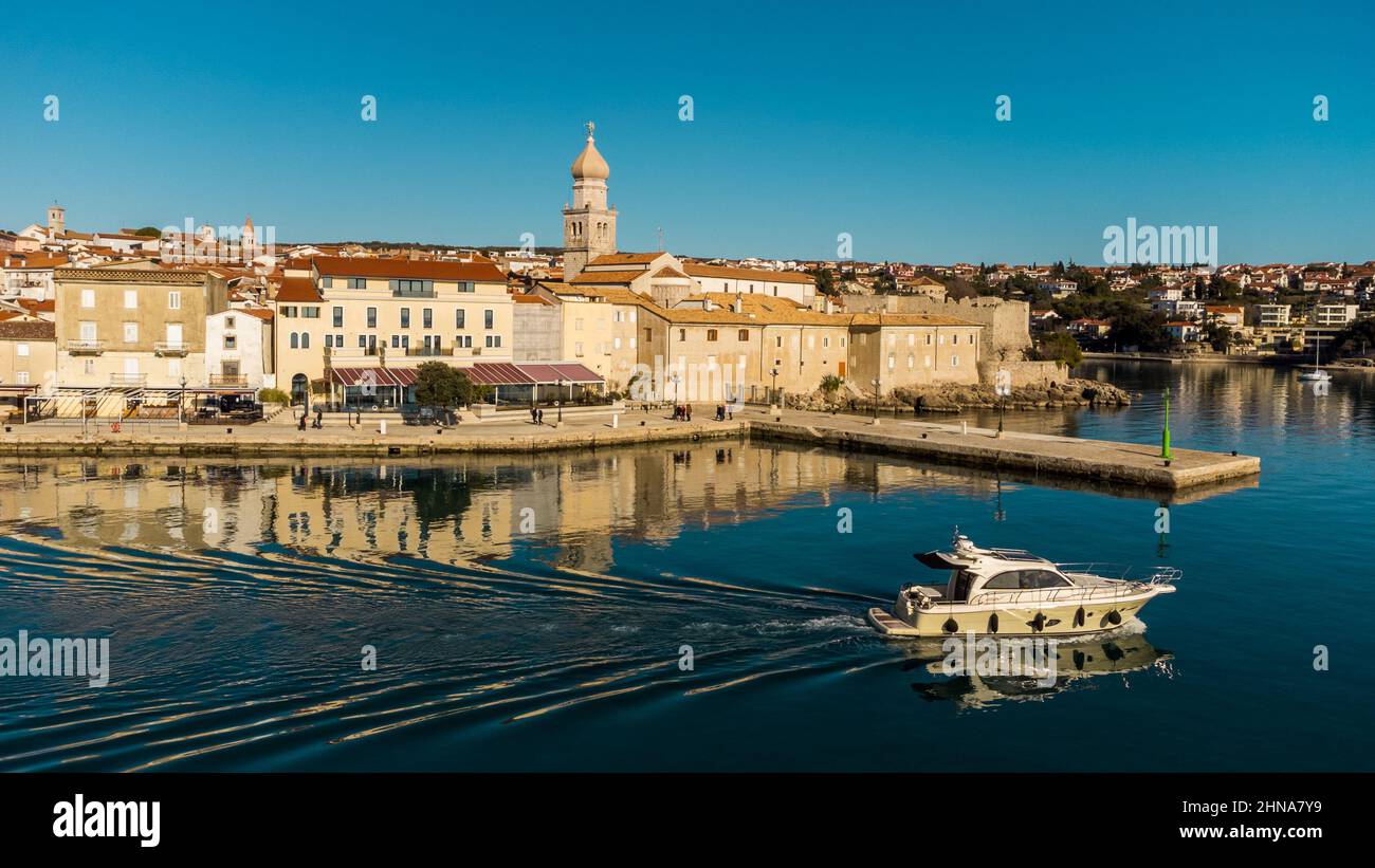 Veduta aerea della storica città adriatica di Krk , isola di Krk, baia di Kvarner del mare Adriatico, Croazia, Europa Foto Stock