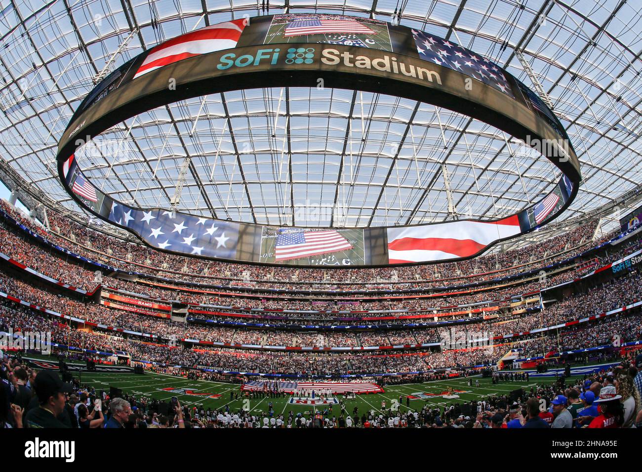 Domenica 13 febbraio 2022, 2022; Inglewood, CA USA; Una vista generale all'interno del SoFi Stadium durante l'inno nazionale prima del Super Bowl LVL tra i Cincinnati Bengals e i Los Angeles Rams. I Rams batterono i Bengals 23-20. (Kim Hukari/immagine dello sport) Foto Stock