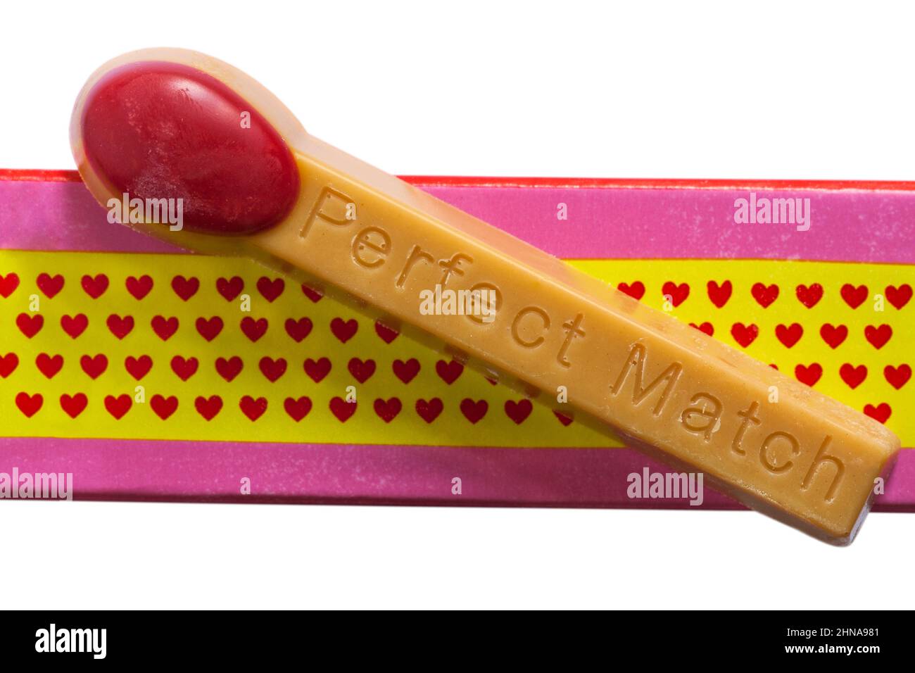 Sei il mio matchstick di cioccolato biondo dorato svizzero perfetto per il tuo abbinamento perfetto da M&S ideale per San Valentino impostato su sfondo bianco Foto Stock