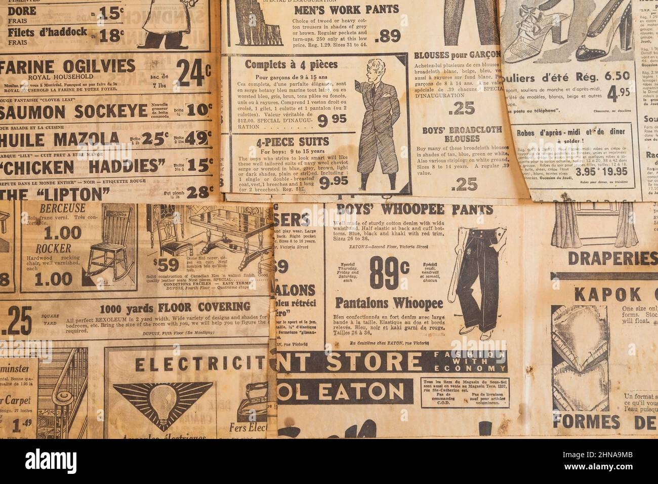 Annunci di abbigliamento e prodotti bilingue in francese e inglese stampati su vecchi giornali del 1930s, 40s, 50s. Foto Stock