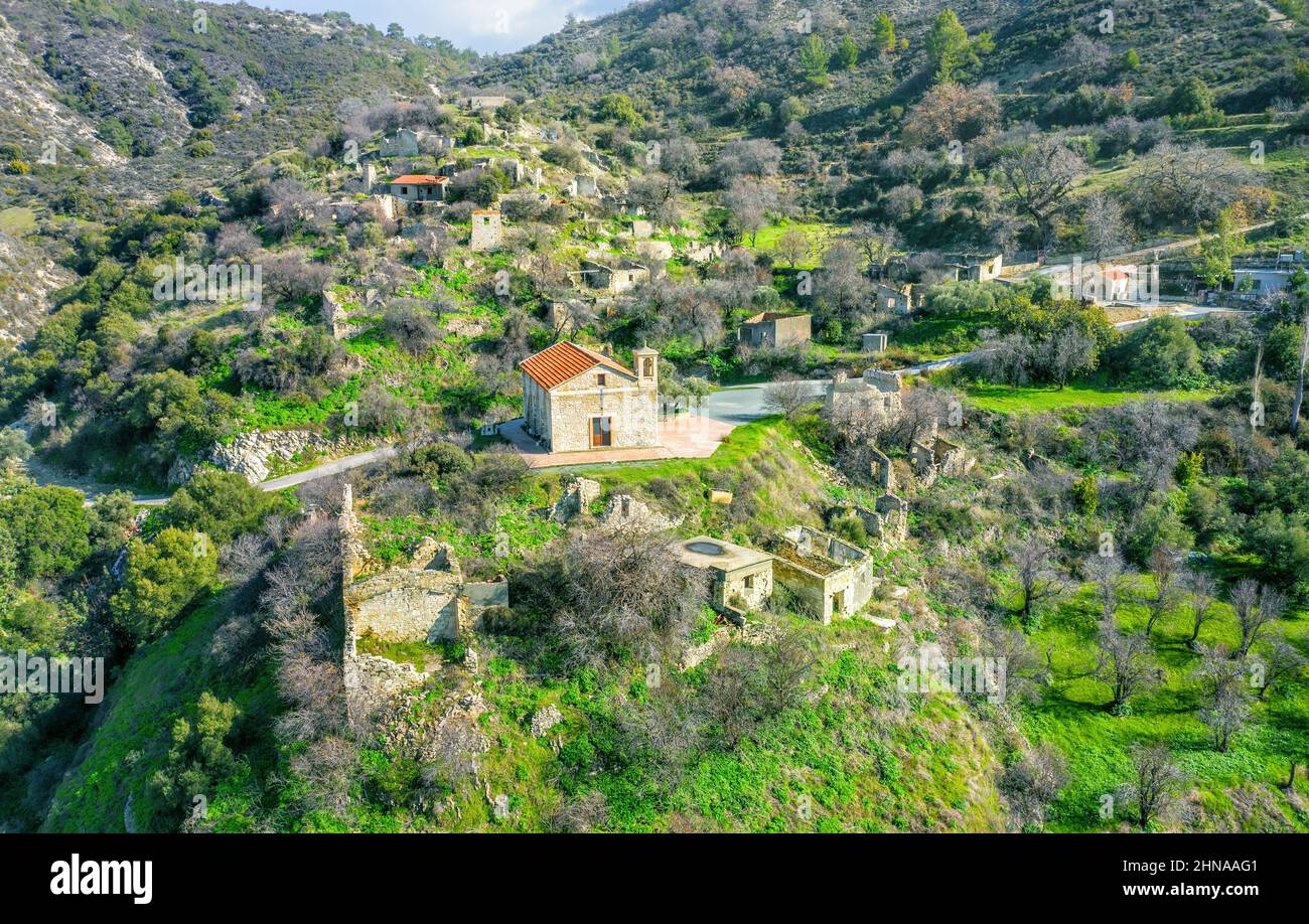 Spopolamento rurale. Villaggio abbandonato in cima alla collina di Korfi, Cipro Foto Stock