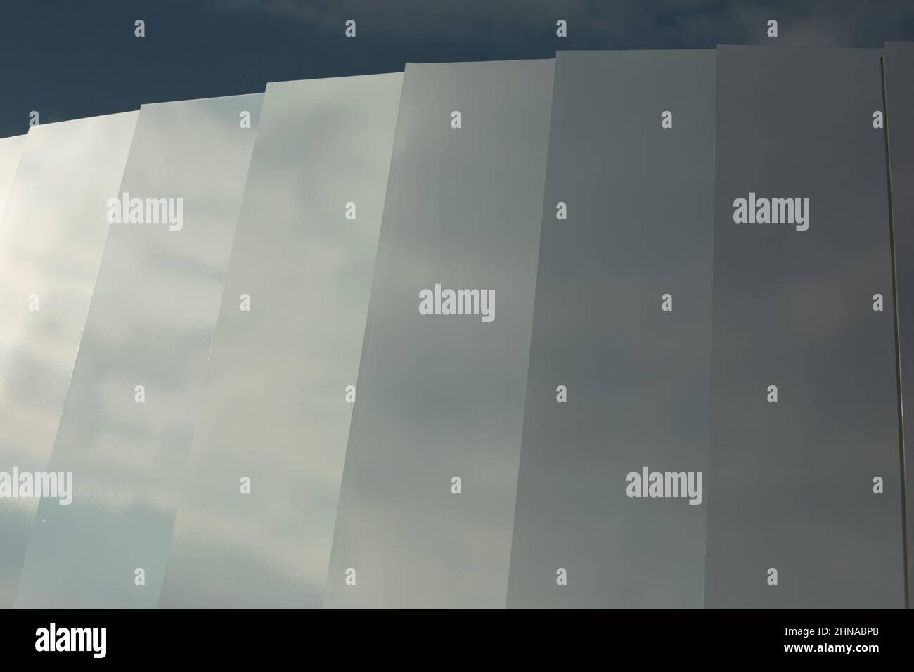 Elemento architettonico per decorare la città. Superficie riflettente. Foto Stock