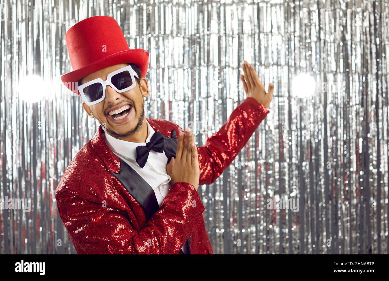 Animatore nero sorridente in giacca da discoteca nel club Foto Stock