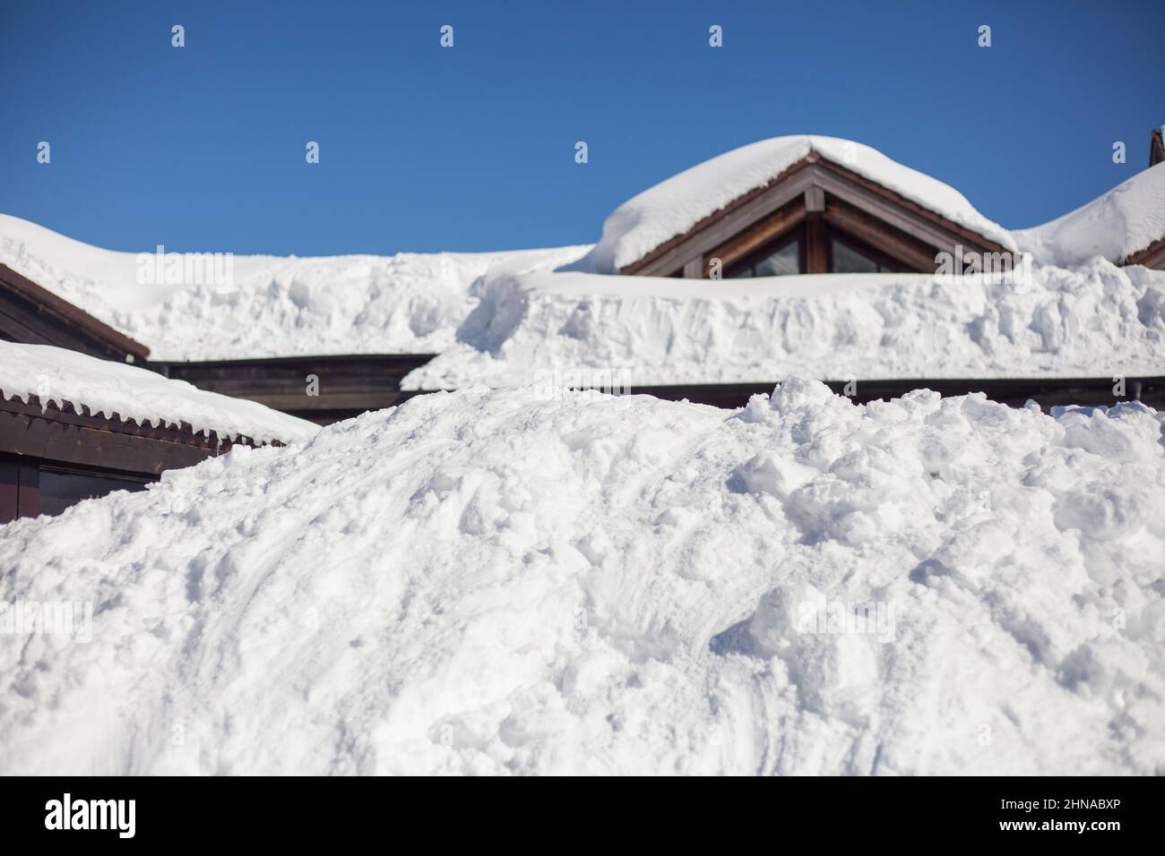 Tetto coperto di neve della casa. hotel nella località sciistica di montagna. Foto Stock