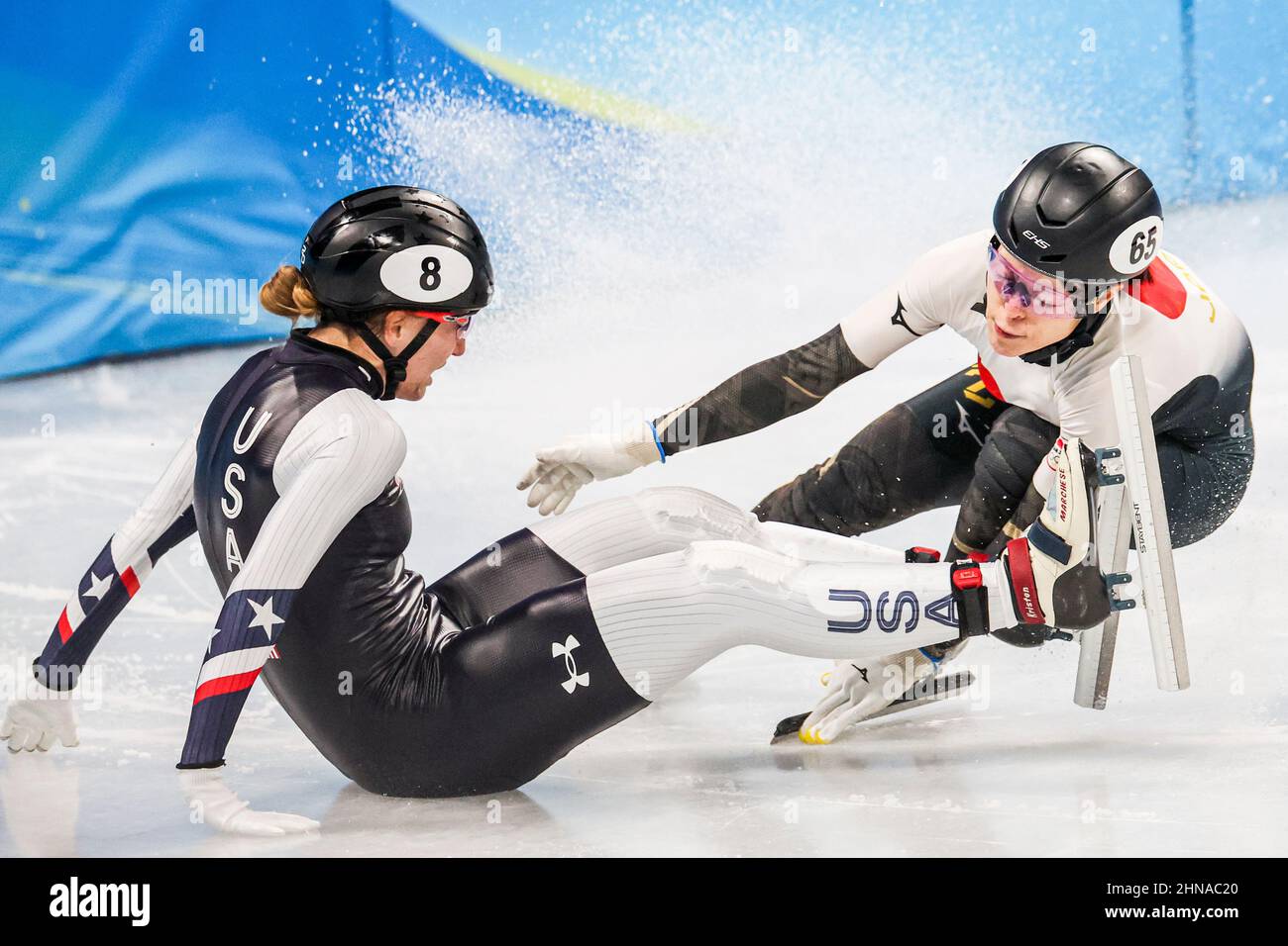 (L-R) Kristen Santos (USA), Sumire Kikuchi (JPN), 7 FEBBRAIO 2022 - Short Track : la finalissima femminile del 500m durante la pinta olimpica di Pechino 2022 Foto Stock