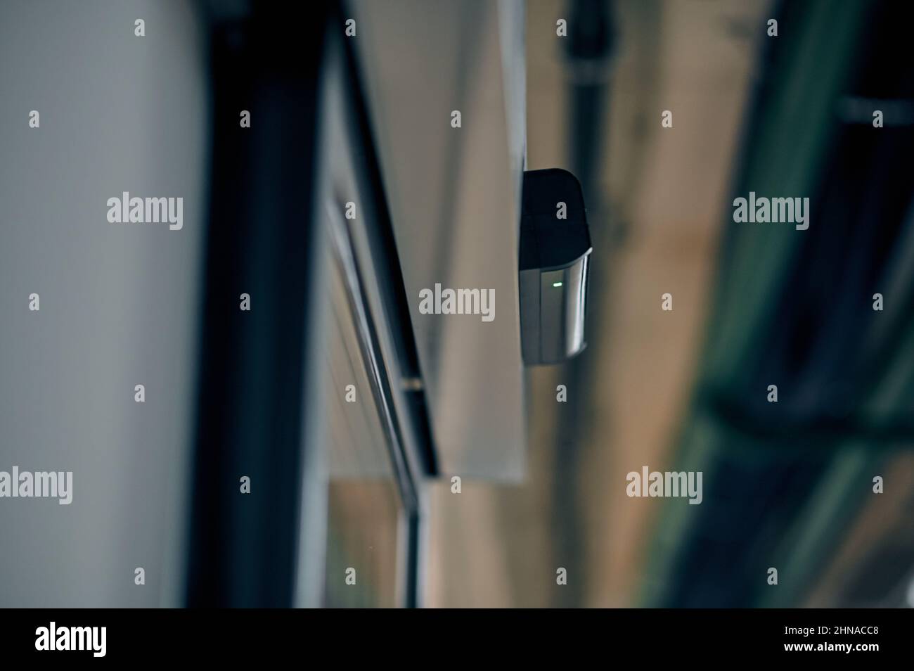 Funzionamento di apparecchiature elettroniche montate a parete installate nel garage Foto Stock