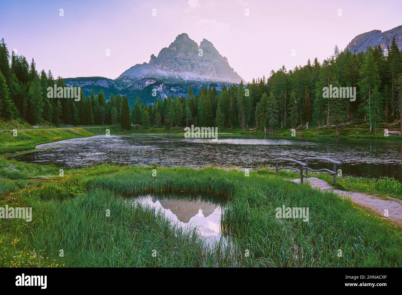 Bellissimo lago d'Antorno nelle Dolomiti, meta turistica popolare in Italia Foto Stock