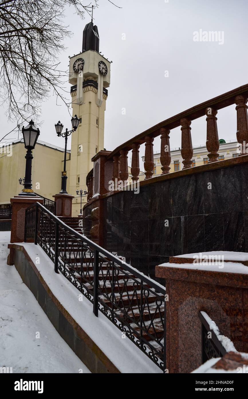 Vitebsk, Bielorussia - Febbraio 2022: scale che portano alla torre dell'orologio. Edificio in via Gogol. Foto verticale. Foto Stock