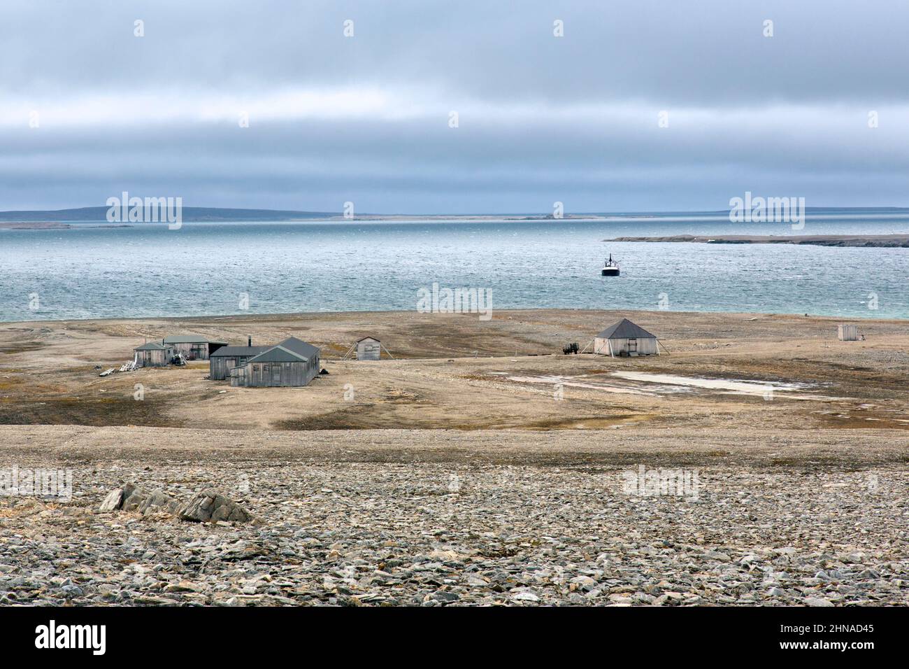Capannoni e cabine in legno presso la stazione di ricerca Kinnvika Arctic 1950s, Murchisonfjord, Nordaustlandet, Svalbard / Spitsbergen, Norvegia Foto Stock