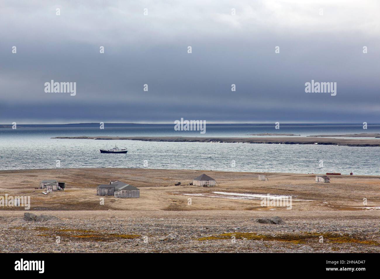 Capannoni e cabine in legno presso la stazione di ricerca Kinnvika Arctic 1950s, Murchisonfjord, Nordaustlandet, Svalbard / Spitsbergen, Norvegia Foto Stock