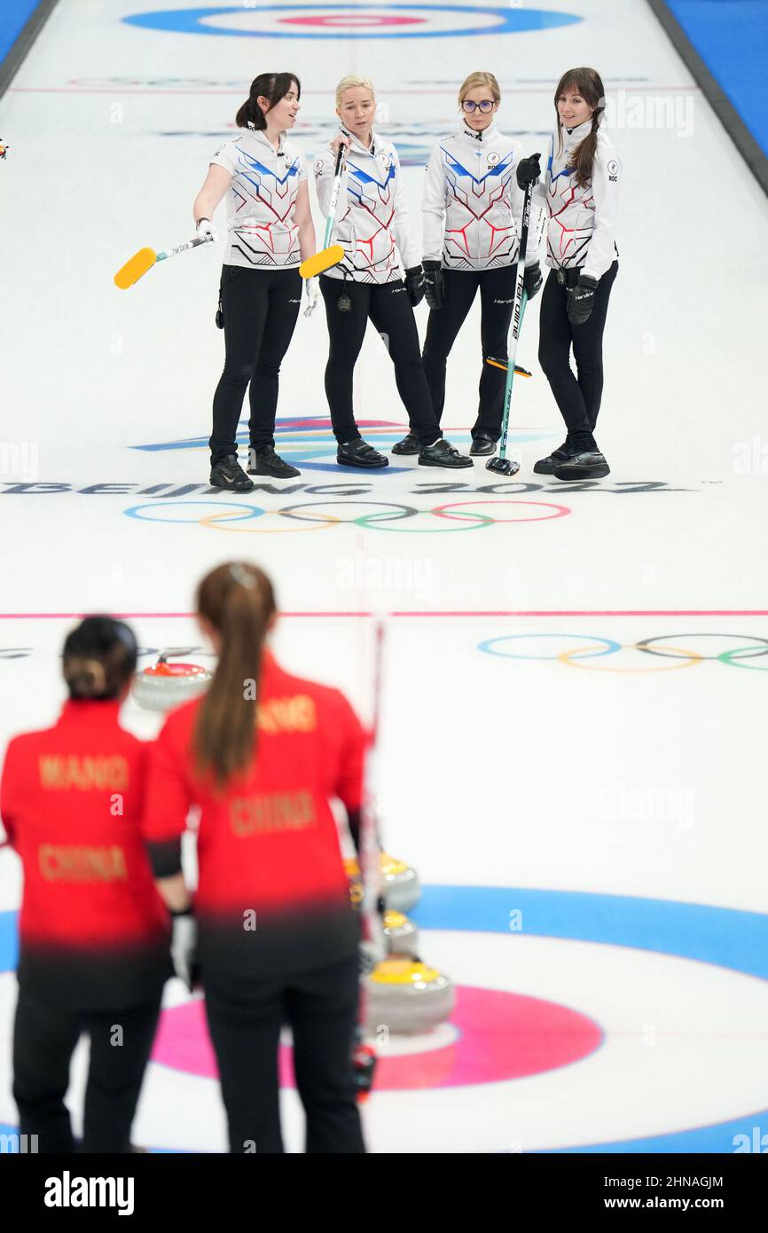 Pechino, Cina. 15th Feb 2022. Gli atleti del ROC (posteriore) reagiscono durante la sessione di Robin del ciclo delle Donne curling 9 delle Olimpiadi invernali di Pechino 2022 tra Cina e ROC al Centro Acquatico Nazionale di Pechino, capitale della Cina, 15 febbraio 2022. Credit: JU Huanzong/Xinhua/Alamy Live News Foto Stock Pechino, Cina. 15th Feb 2022. Gli atleti del ROC (posteriore) reagiscono durante la sessione di Robin del ciclo delle Donne curling 9 delle Olimpiadi invernali di Pechino 2022 tra Cina e ROC al Centro Acquatico Nazionale di Pechino, capitale della Cina, 15 febbraio 2022. Credit: JU Huanzong/Xinhua/Alamy Live News Foto Stock