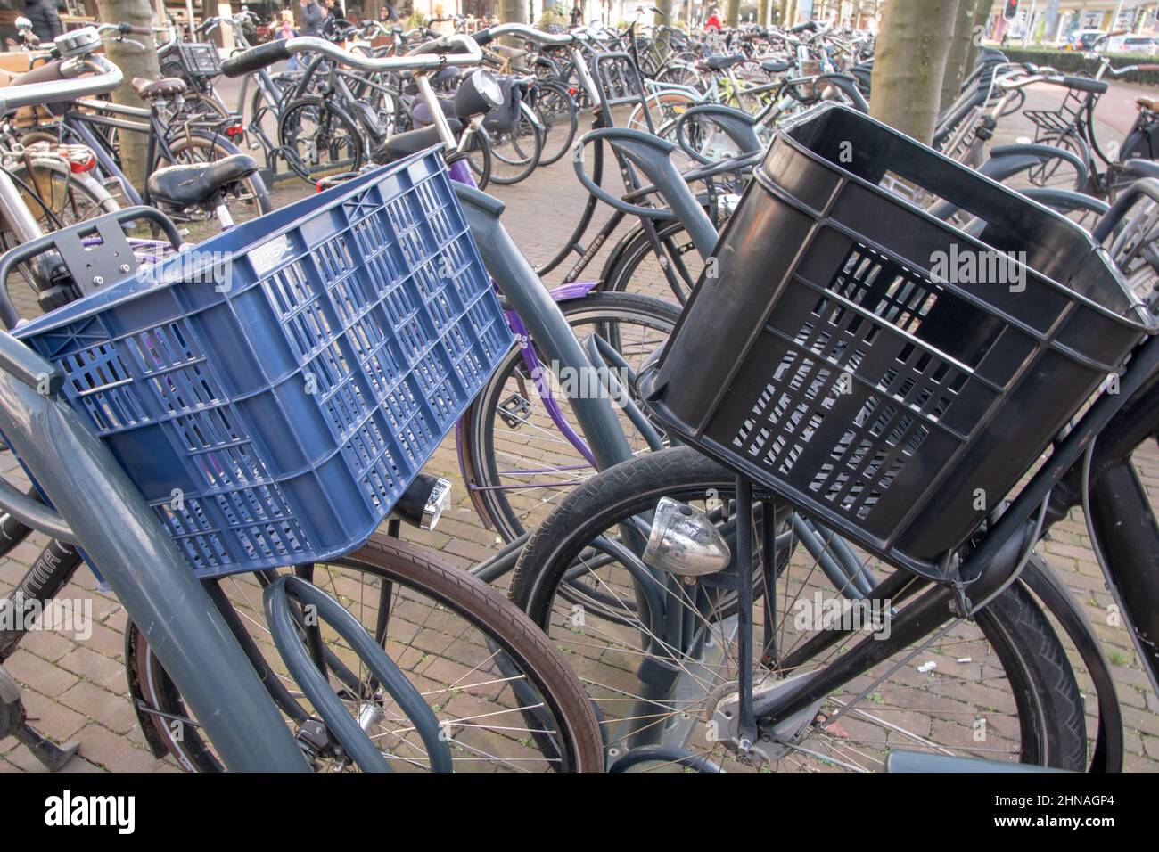 Venlo Febbraio 2022: Le biciclette sono parcheggiate in una piazza della città Foto Stock