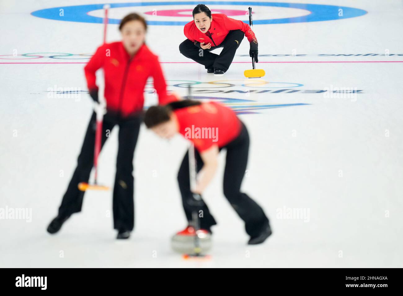 Pechino, Cina. 15th Feb 2022. Wang Rui (posteriore) della Cina compete durante la sessione di Robin del ciclo delle Donne curling 9 delle Olimpiadi invernali di Pechino 2022 tra Cina e ROC al Centro Acquatico Nazionale di Pechino, capitale della Cina, 15 febbraio 2022. Credit: JU Huanzong/Xinhua/Alamy Live News Foto Stock Pechino, Cina. 15th Feb 2022. Wang Rui (posteriore) della Cina compete durante la sessione di Robin del ciclo delle Donne curling 9 delle Olimpiadi invernali di Pechino 2022 tra Cina e ROC al Centro Acquatico Nazionale di Pechino, capitale della Cina, 15 febbraio 2022. Credit: JU Huanzong/Xinhua/Alamy Live News Foto Stock