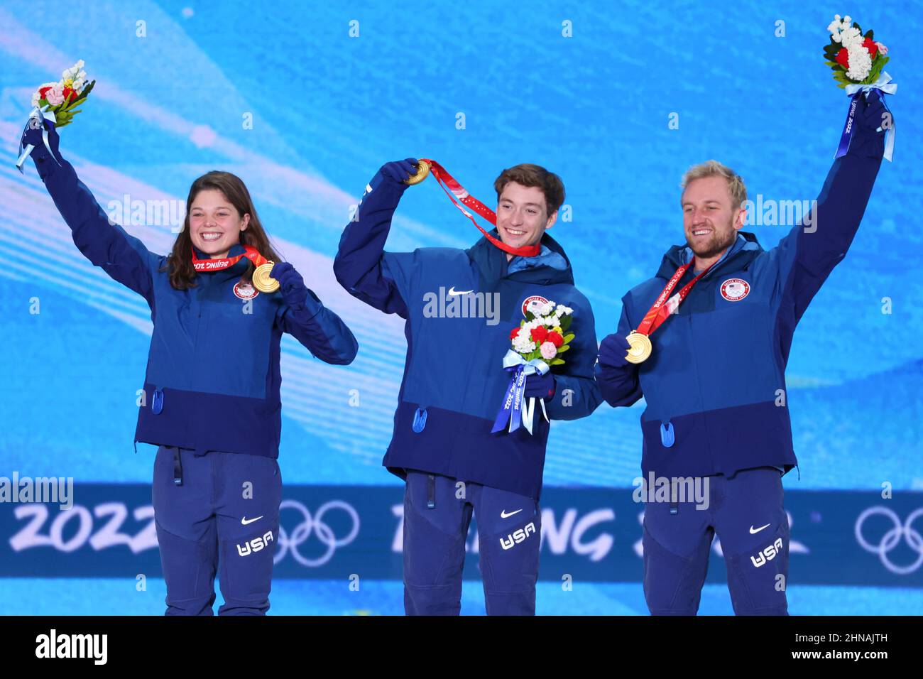 (L-R) medaglia d'oro Ashley Caldwell, Christopher Lillis, e Justin Schoenefeld (USA), 11 FEBBRAIO 2022 - Sci Freestyle : antenne a squadre miste Foto Stock