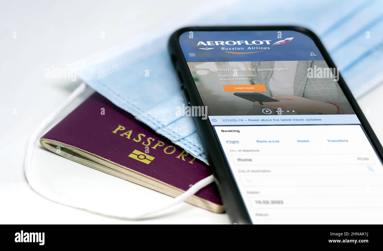 Mosca, Russia, luglio 2021: Telefono con l'app Aeroflot Russian Airlines sullo schermo che si trova sopra una maschera protettiva e un passaporto. Sicurezza durante il viaggio e Foto Stock