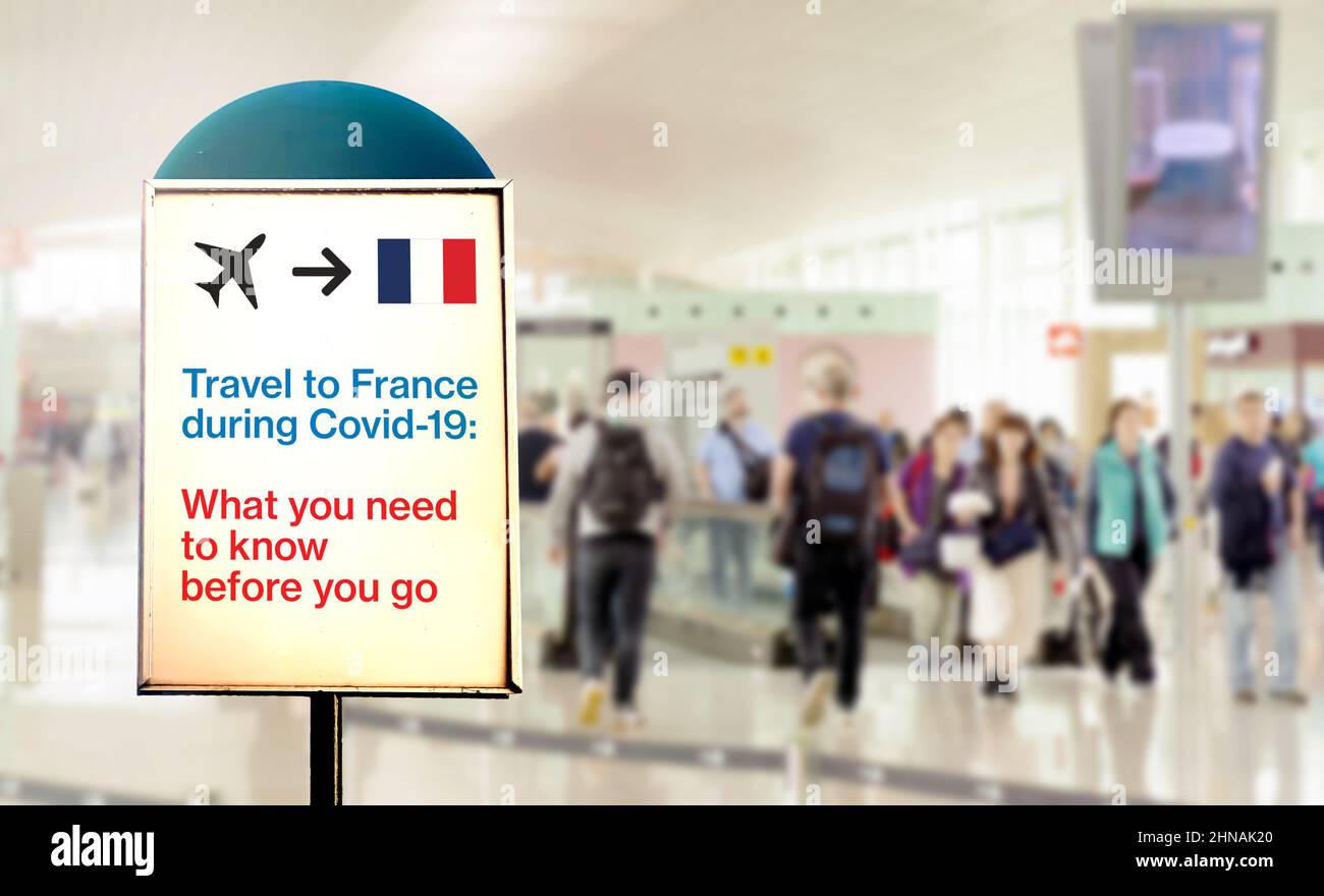 Un segnale all'interno di un aeroporto che avverte su cosa sapere prima di volare in Francia durante la pandemia del Covid-19. Misure di sicurezza dell'aeroporto e viaggio re Foto Stock