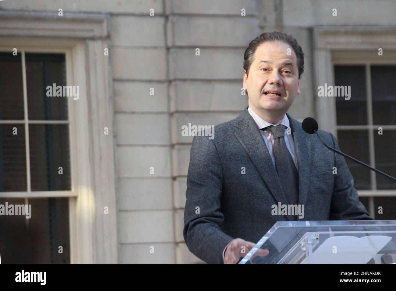 New York, Stati Uniti. 15th Feb 2022. Max Hollein, direttore dell'incontro, parla a una conferenza stampa. Il Met Gala stellato è previsto per tornare quest'anno alla sua data tradizionale il primo lunedì di maggio dopo numerose cancellazioni e rinvii a causa della pandemia di Corona. Credit: dpa/dpa/Alamy Live News Foto Stock