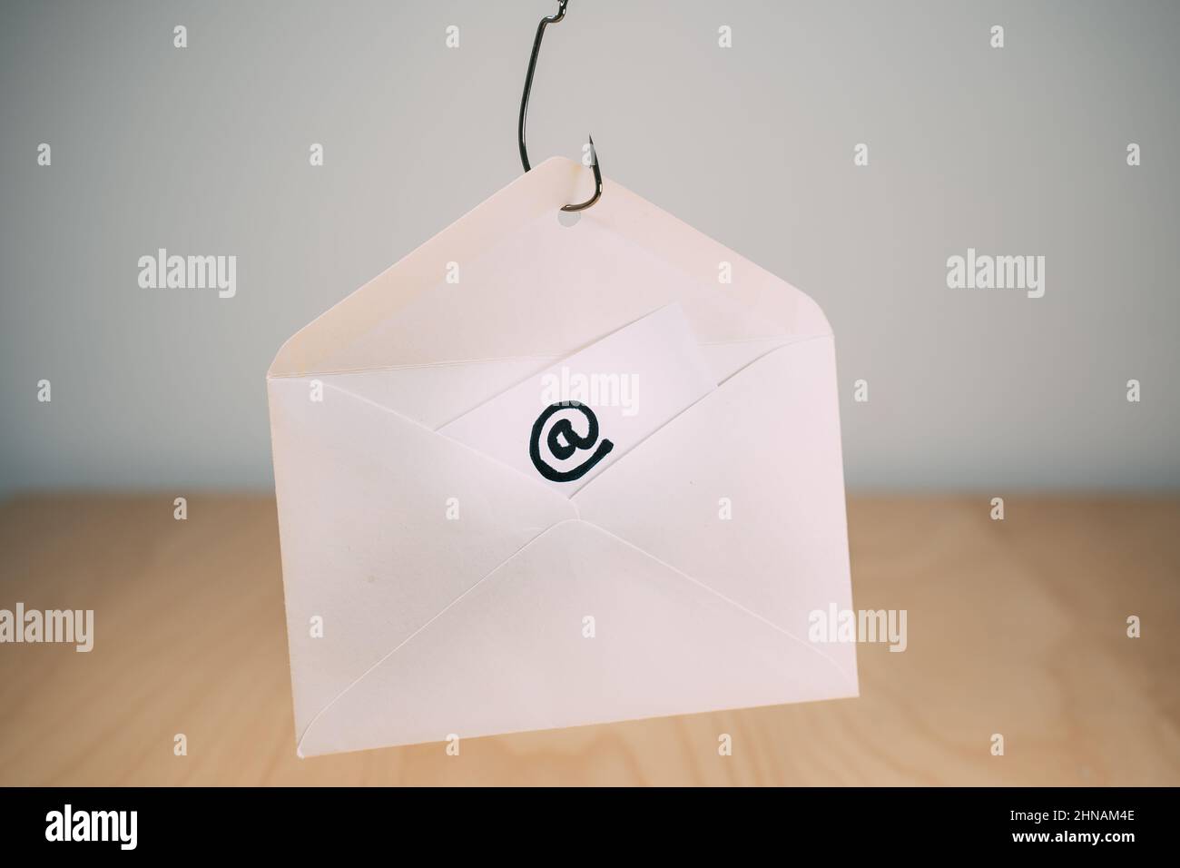 Phishing dei dati. Dati in una busta su un gancio di pesce. Foto Stock