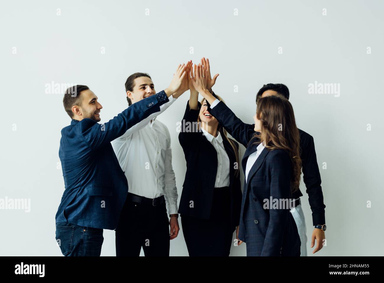Successo, business office e concetto vincente - Happy business team dando alta cinque in ufficio Foto Stock