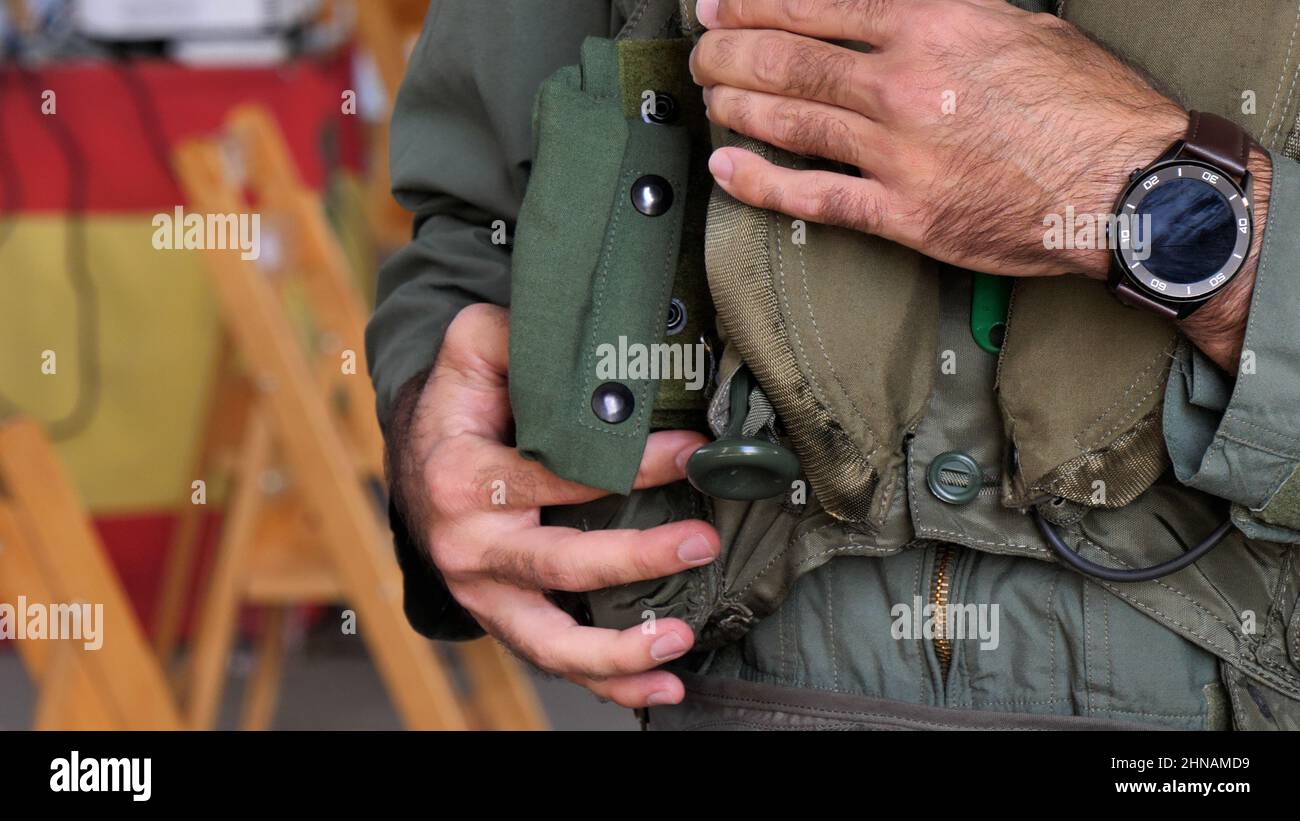 Gran Canaria Gando Aeroporto Isole Canarie Spagna OTTOBRE, 21, 2021 primo piano delle mani di un pilota militare che indossa il vestito di volo vita buoy per preparare f Foto Stock