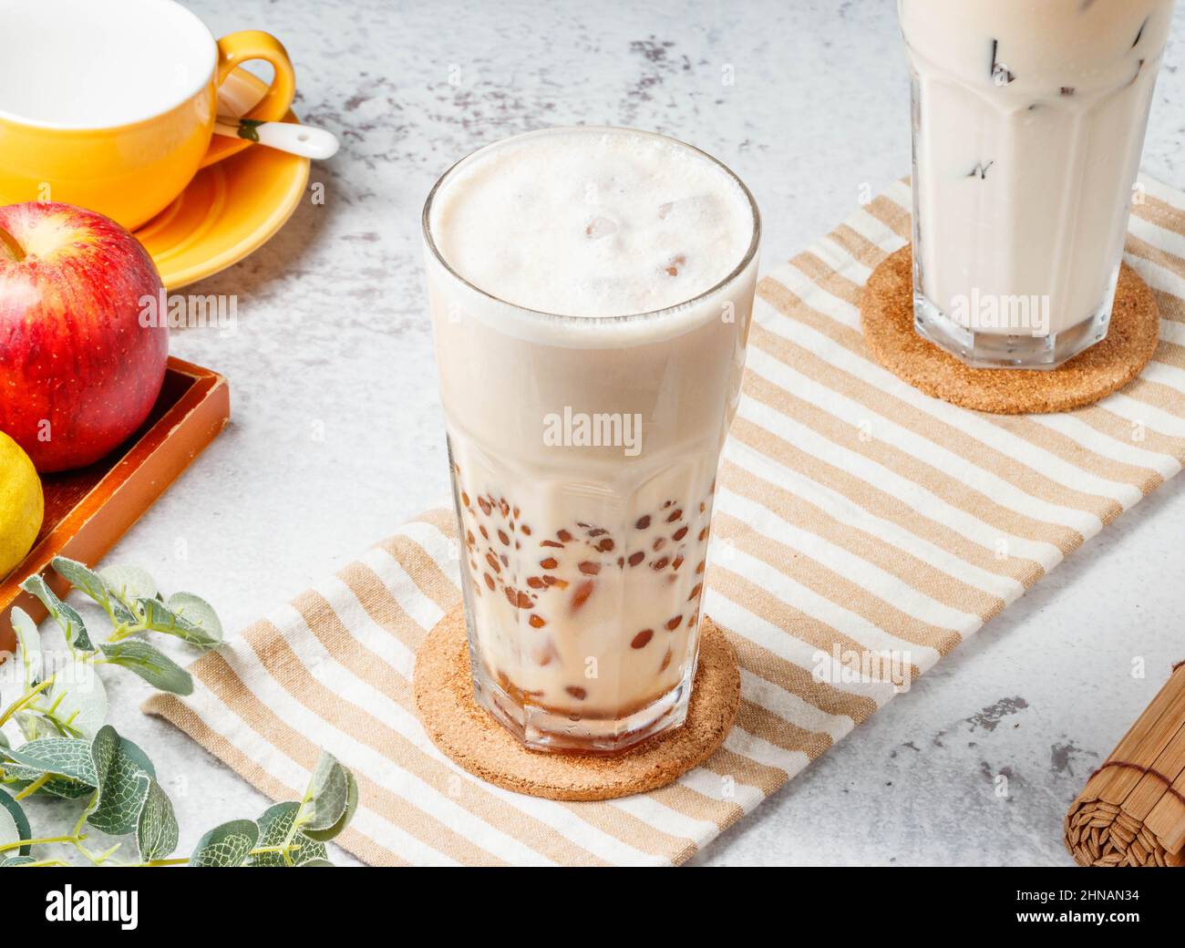 Tè al latte di perla Boba / tè di bubble in vaso di vetro su tappeto con bevanda colazione di fondo grigio Foto Stock
