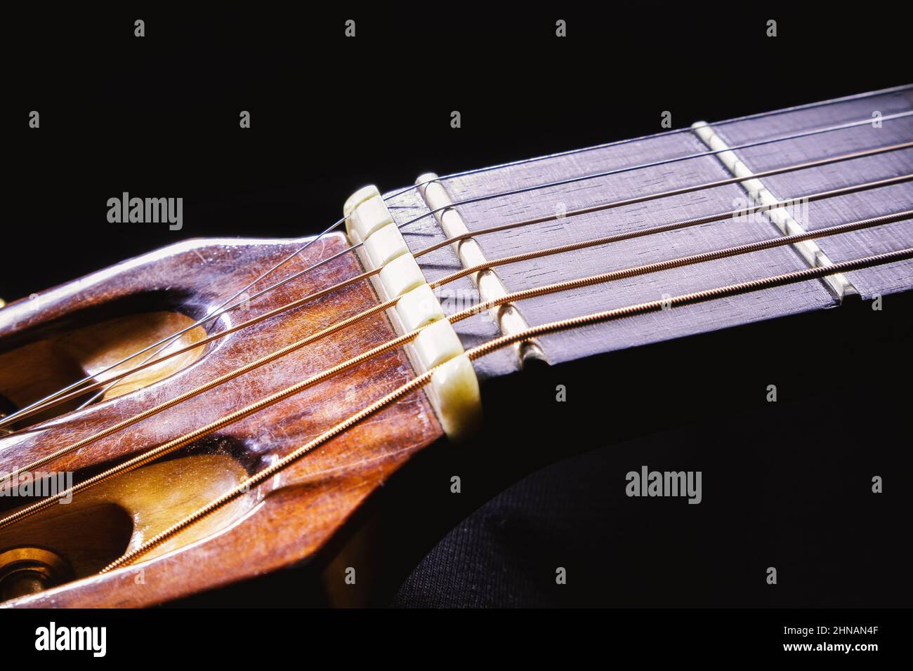 Dettagli di un zero fret su chitarra acustica, primo piano vista. Foto Stock