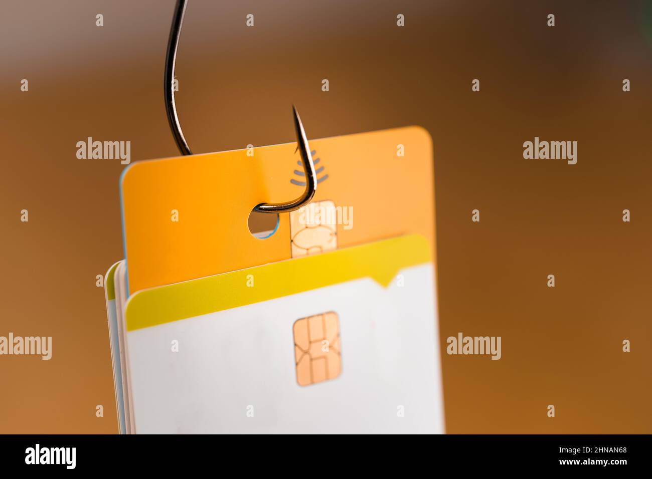 carta di credito phishing - pile di carte di credito con un gancio di pesce Foto Stock