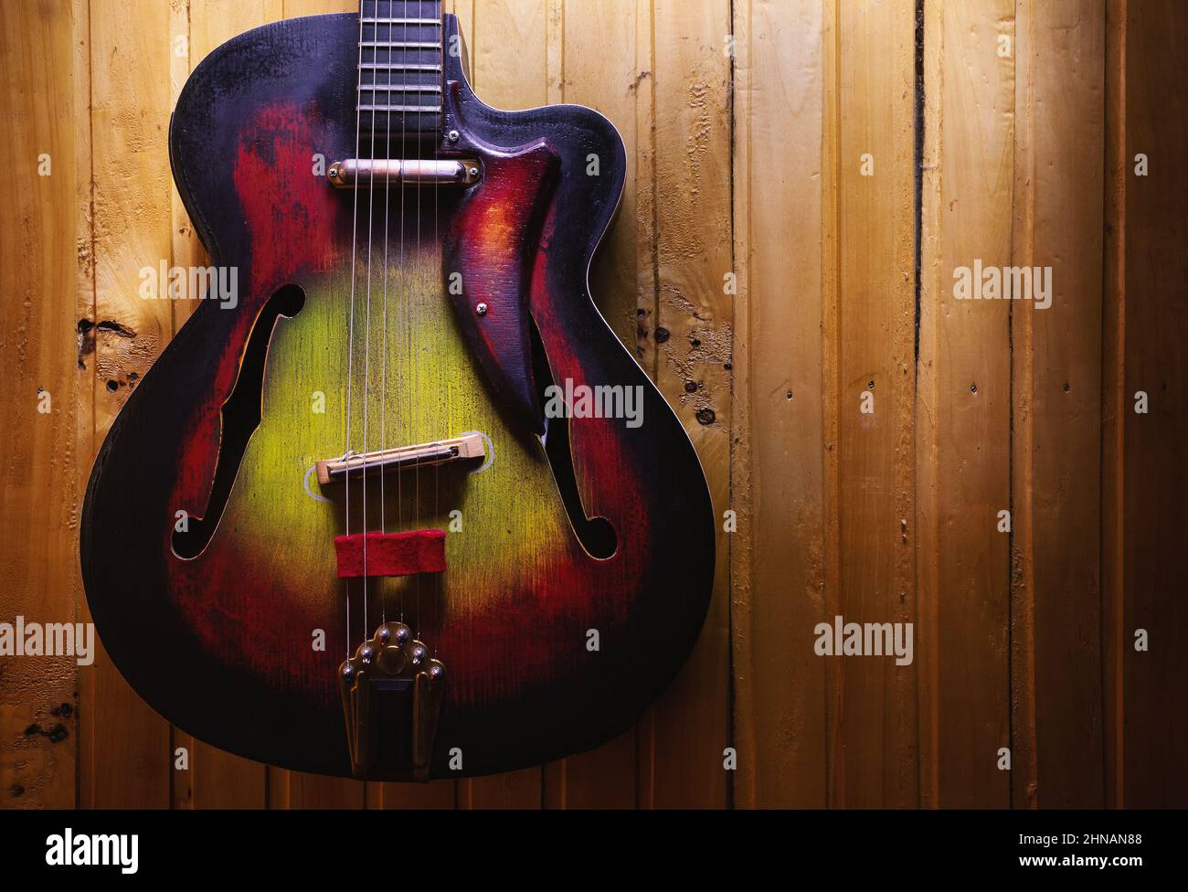 Primo piano di una vecchia chitarra elettro acustica colorata. Foto Stock