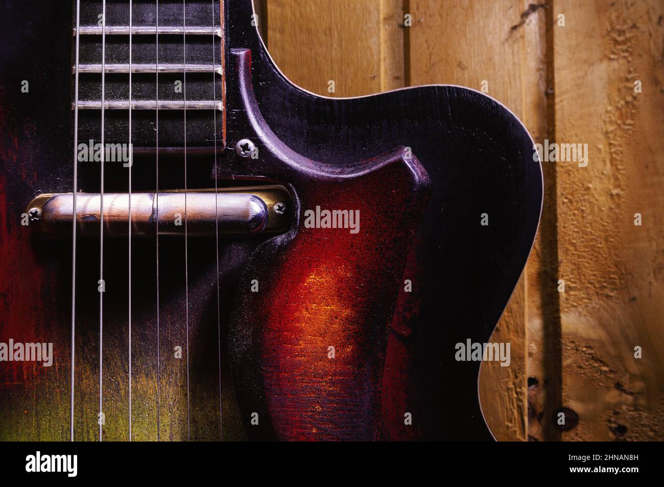 Primo piano di una vecchia chitarra elettro acustica colorata. Foto Stock