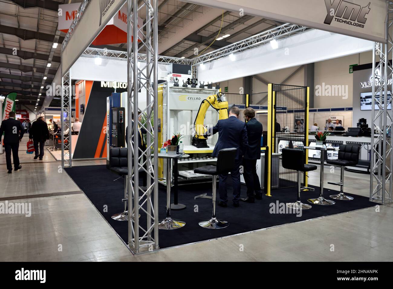 Fiera Southern Manufacturing & Electronics Exhibition con dimostrazione di lavorazione robotica, Farnborough, Hampshire, Regno Unito Foto Stock