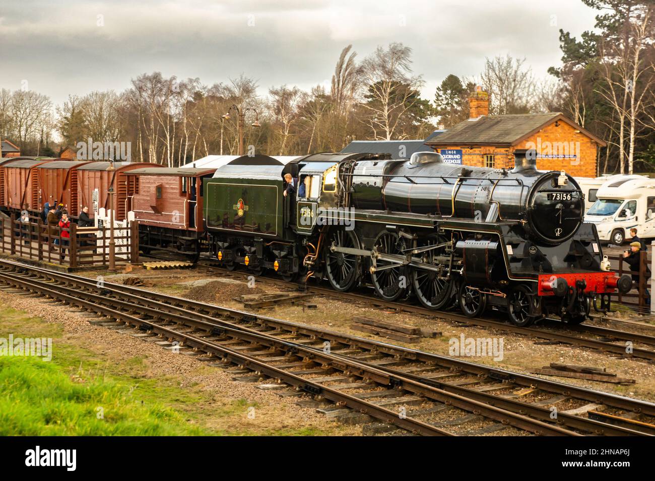 BR Classe standard 5 4-6-0 No.3156 con un treno merci che si dirige verso sud sulla Great Central Railway Foto Stock
