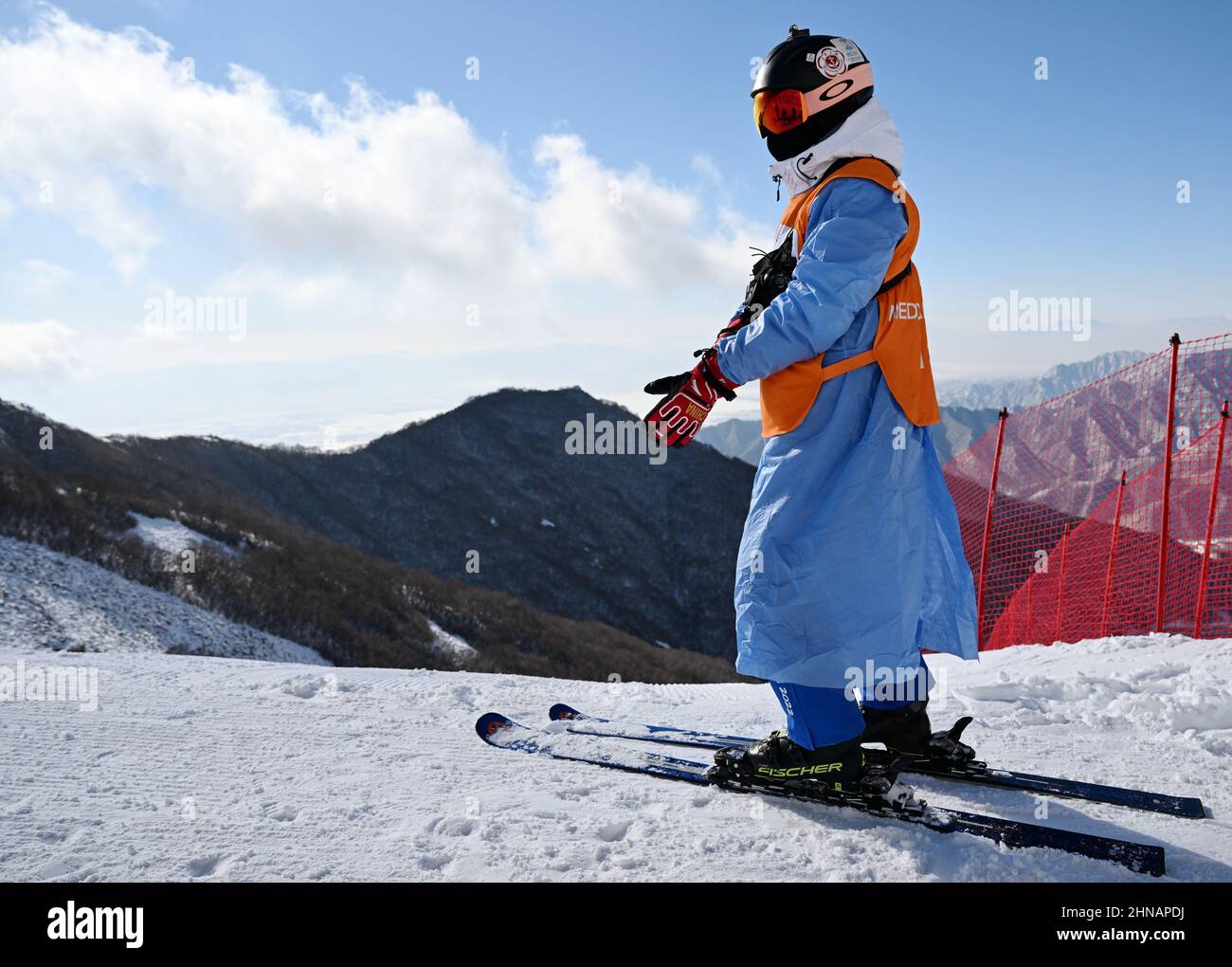 (220215) -- PECHINO, 15 febbraio 2022 (Xinhua) -- Huai Wei si trova sulla pista da sci presso il National Alpine Ski Center nel distretto di Yanqing, Pechino, capitale della Cina, 14 febbraio 2022. Huai Wei, medico associato del Dipartimento di emergenza del terzo Ospedale dell'Università di Pechino, insieme ad altri quattro colleghi, attualmente svolge il suo servizio di medico sciistico per l'evento di sci alpino dei Giochi Olimpici invernali di Pechino 2022 presso il Centro Nazionale di Sci Alpino di Zhangjiakou della Provincia di Hebei. Huai è in grado di fornire assistenza medica immediata a qualsiasi atleta ferito durante la gara. Foto Stock